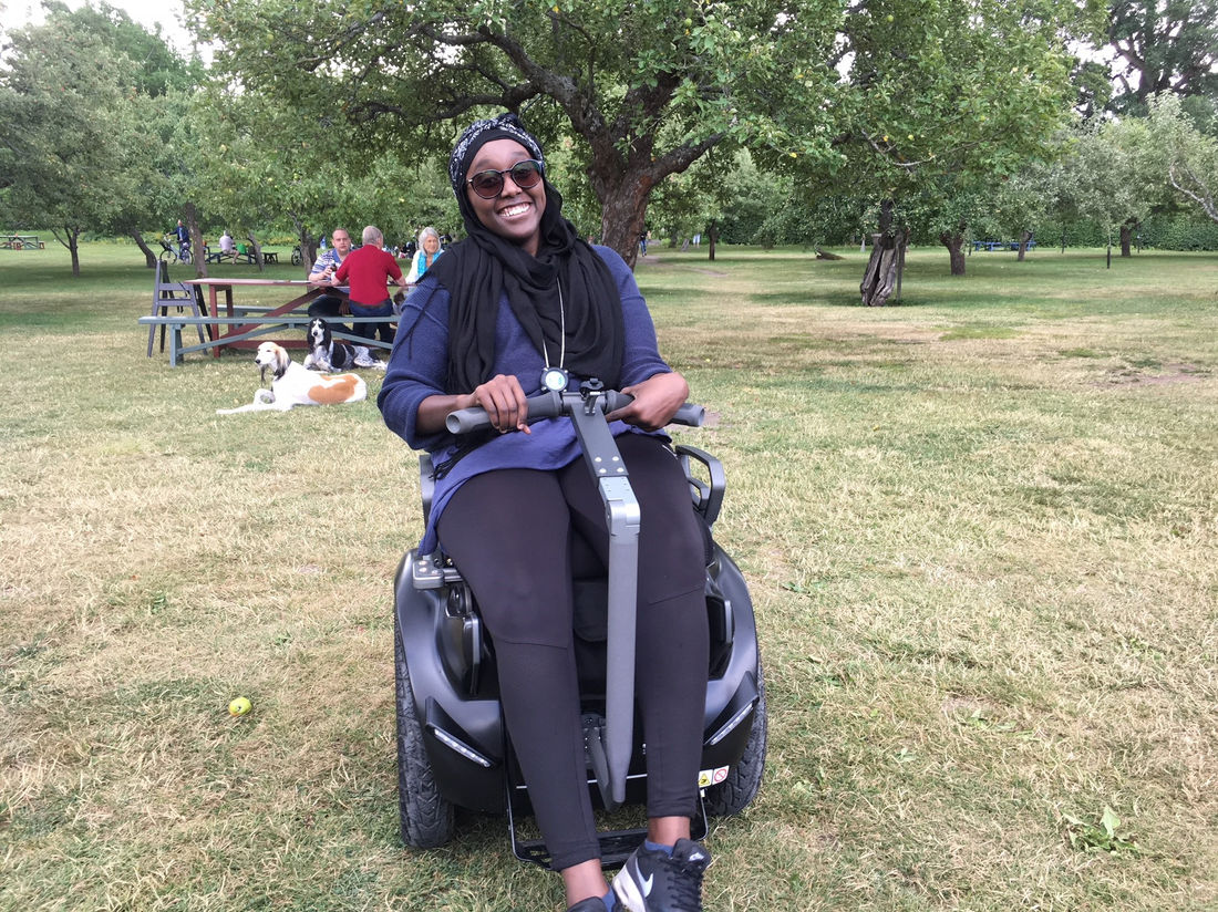 Luv2Move-kund på självbalanserande elrullstol – Höstpromenad i parken