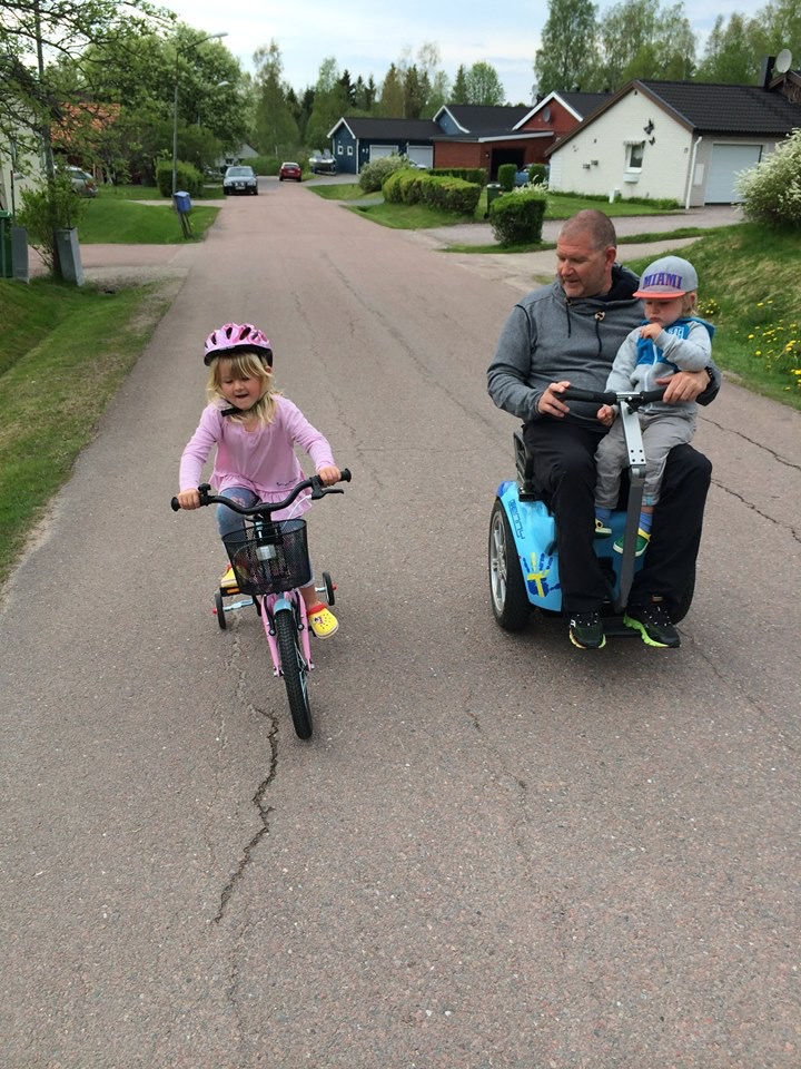 Luv2Move-kund på självbalanserande elrullstol – Ut och cykla med familjen