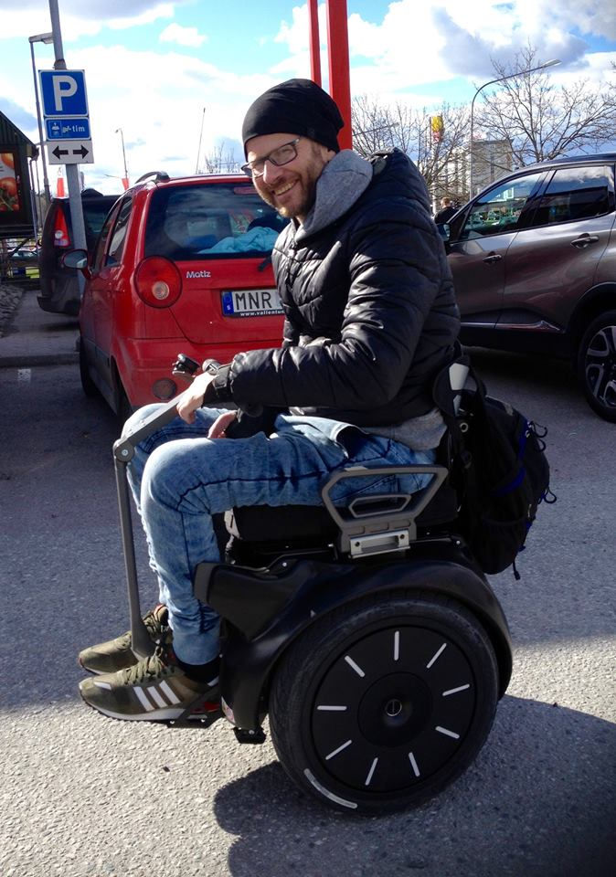 Luv2Move-kund på självbalanserande elrullstol – Smidig i stan
