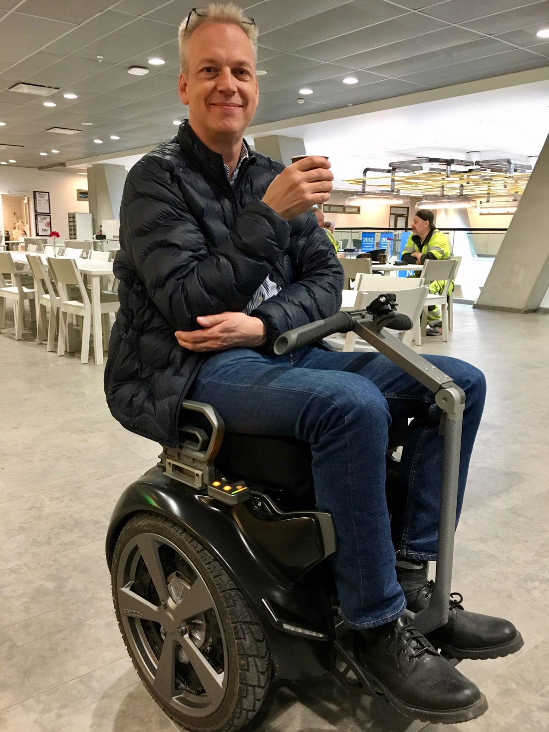 Luv2Move-kund på självbalanserande elrullstol – Ute på stan