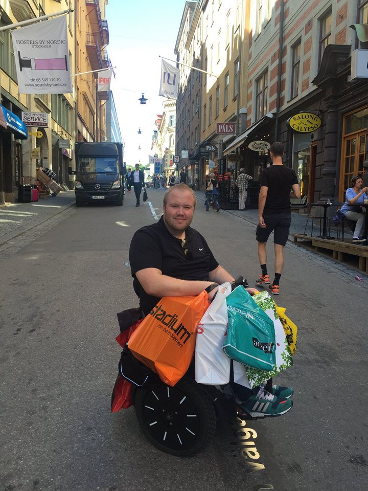 Luv2Move-kund på självbalanserande elrullstol – Ut och handla på egen hand