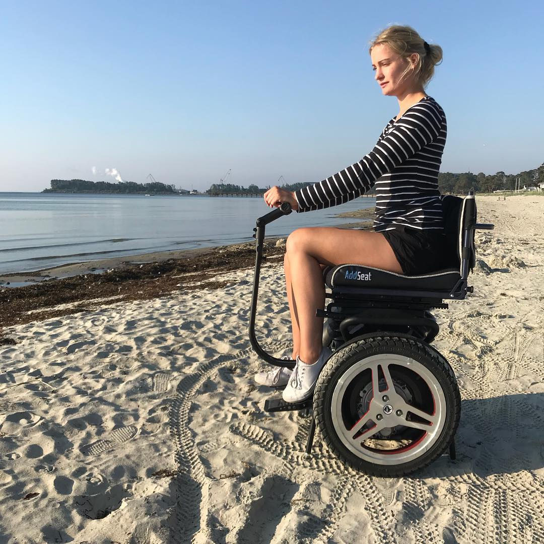 Luv2Move-kund på självbalanserande elrullstol – Ända ut på stranden