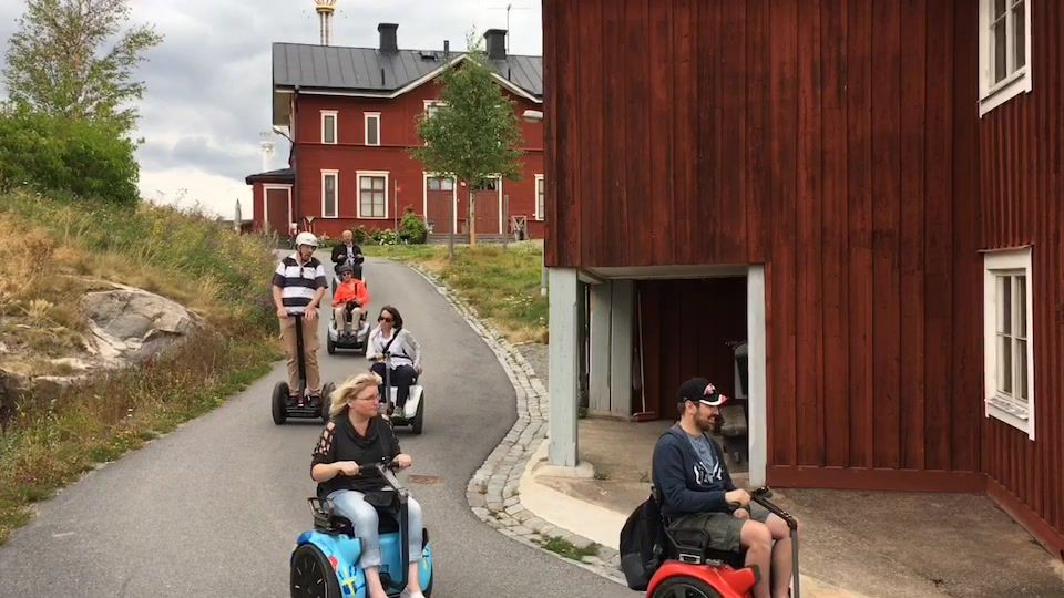 Luv2Move-kund på självbalanserande elrullstol – Genom byn