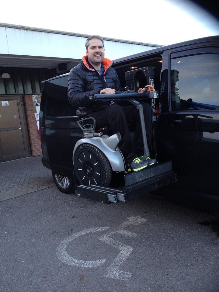 Luv2Move-kund på självbalanserande elrullstol – Lasta vid bilen