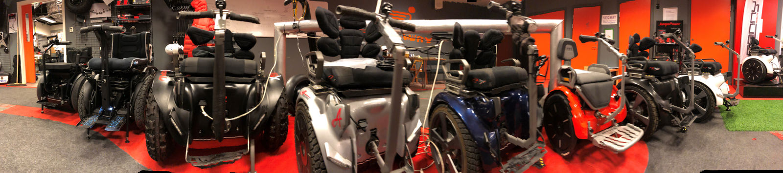 Rad av självbalanserande elrullstolar i Luv2Moves showroom
