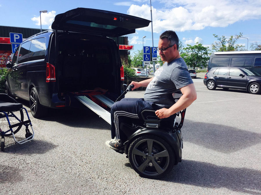 Självbalanserande elrullstol på väg in via ramp i ett anpassat fordon